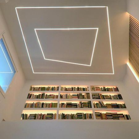 Biblioteca De Lujo En El Centro Historico De Malaga Appartement Buitenkant foto
