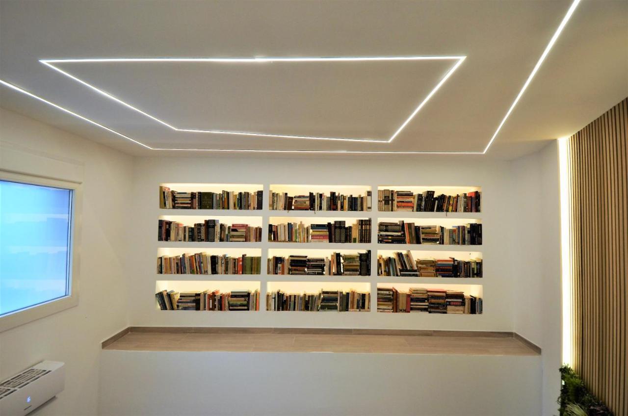 Biblioteca De Lujo En El Centro Historico De Malaga Appartement Buitenkant foto