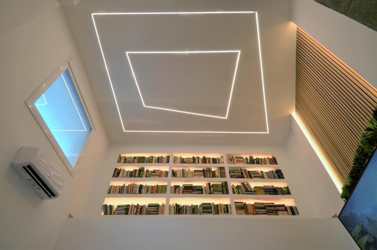 Biblioteca De Lujo En El Centro Historico De Malaga Appartement Buitenkant foto