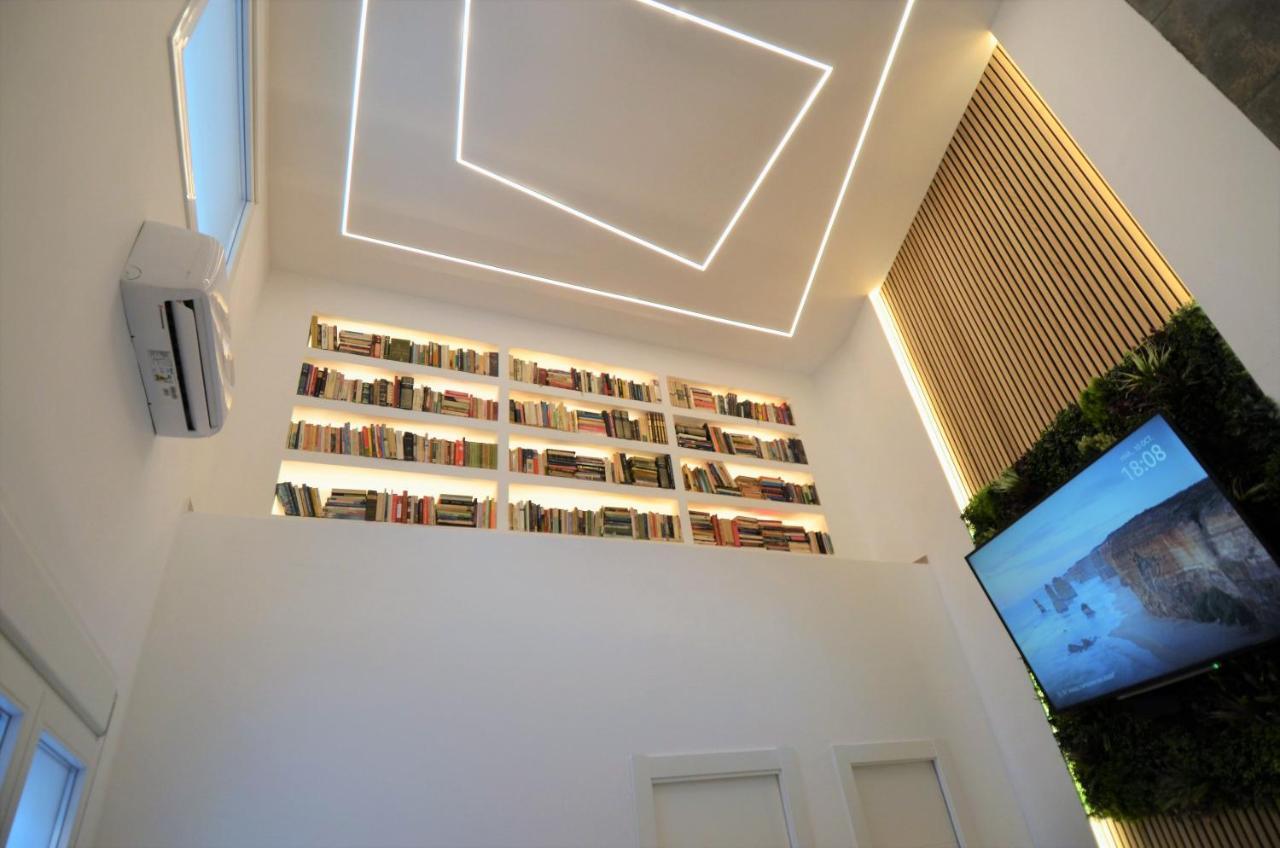 Biblioteca De Lujo En El Centro Historico De Malaga Appartement Buitenkant foto